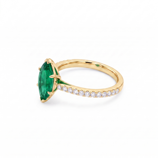 Vendôme-Ring, synthetischer Smaragd im Marquiseschliff (synthetischer Stein), Dreiviertelansicht, 18 Karat Gelbgold — Maison Laveran Paris