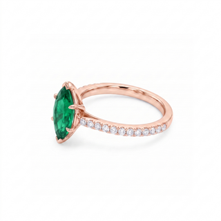 Vendôme-Ring, synthetischer Smaragd im Marquiseschliff (synthetischer Stein), Dreiviertelansicht, 18 Karat Roségold — Maison Laveran Paris