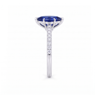 Bague Vendôme, saphir bleu synthétique marquise (pierre de synthèse), vue de profil, or blanc 18 carats ou platine 950 — Maison Laveran Paris