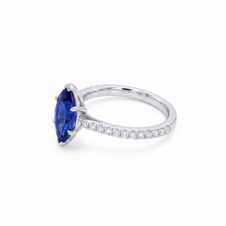 Bague Vendôme, saphir bleu synthétique marquise (pierre de synthèse), vue de trois-quarts, or blanc 18 carats ou platine 950 — Maison Laveran Paris