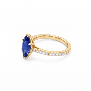 Bague Vendôme, saphir bleu synthétique marquise (pierre de synthèse), vue de trois-quarts, or jaune 18 carats — Maison Laveran Paris
