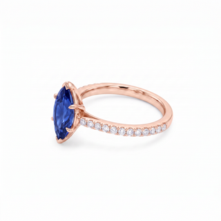 Bague Vendôme, saphir bleu synthétique marquise (pierre de synthèse), vue de trois-quarts, or rose 18 carats — Maison Laveran Paris