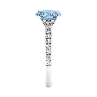 Bague Vendôme Ovale, diamant bleu de laboratoire, vue de profil, or blanc 18 carats ou platine 950 — Maison Laveran Paris