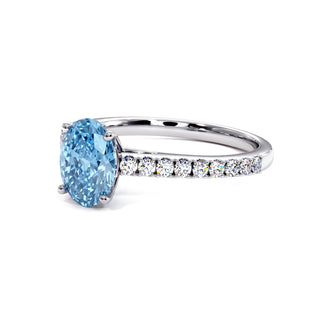 Bague Vendôme Ovale, diamant bleu de laboratoire, vue de trois-quarts, or blanc 18 carats ou platine 950 — Maison Laveran Paris