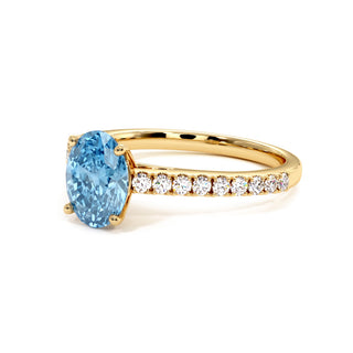 Bague Vendôme Ovale, diamant bleu de laboratoire, vue de trois-quarts, or jaune 18 carats — Maison Laveran Paris