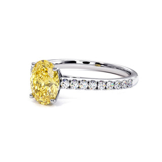 Bague Vendôme Ovale, diamant jaune de laboratoire, vue de trois-quarts, or blanc 18 carats ou platine 950 — Maison Laveran Paris