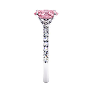 Bague Vendôme Ovale, diamant rose de laboratoire, vue de profil, or blanc 18 carats ou platine 950 — Maison Laveran Paris