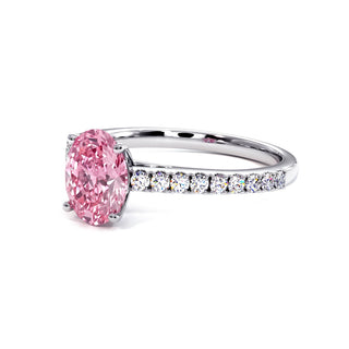 Bague Vendôme Ovale, diamant rose de laboratoire, vue de trois-quarts, or blanc 18 carats ou platine 950 — Maison Laveran Paris