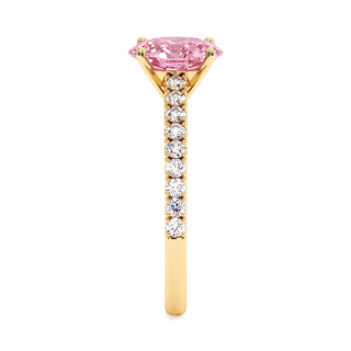 Bague Vendôme Ovale, diamant rose de laboratoire, vue de profil, or jaune 18 carats — Maison Laveran Paris