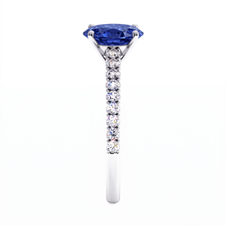 Vendôme-Ring, synthetischer blauer Saphir im Ovalschliff (synthetischer Stein), Seitenansicht, 18 Karat Weißgold oder Platin 950 — Maison Laveran Paris