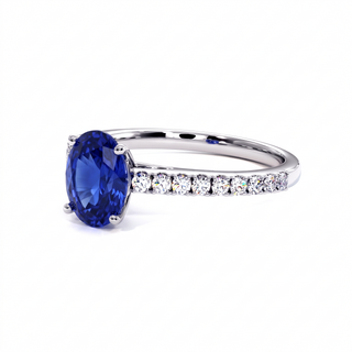 Vendôme-Ring, synthetischer blauer Saphir im Ovalschliff (synthetischer Stein), Dreiviertelansicht, 18 Karat Weißgold oder Platin 950 — Maison Laveran Paris