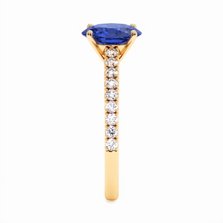 Vendôme-Ring, synthetischer blauer Saphir im Ovalschliff (synthetischer Stein), Seitenansicht, 18 Karat Gelbgold — Maison Laveran Paris