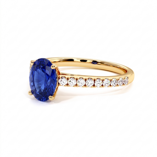 Vendôme-Ring, synthetischer blauer Saphir im Ovalschliff (synthetischer Stein), Dreiviertelansicht, 18 Karat Gelbgold — Maison Laveran Paris