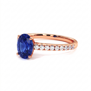 Vendôme-Ring, synthetischer blauer Saphir im Ovalschliff (synthetischer Stein), Dreiviertelansicht, 18 Karat Roségold — Maison Laveran Paris