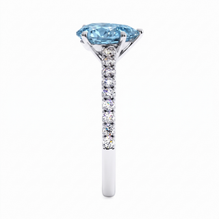 Bague Vendôme Poire, diamant bleu de laboratoire, vue de profil, or blanc 18 carats ou platine 950 — Maison Laveran Paris