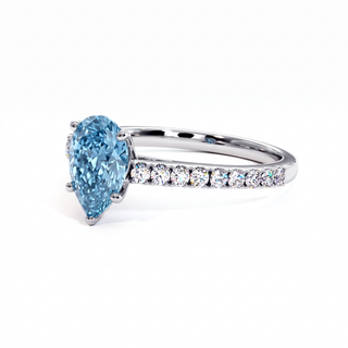 Bague Vendôme Poire, diamant bleu de laboratoire, vue de trois-quarts, or blanc 18 carats ou platine 950 — Maison Laveran Paris