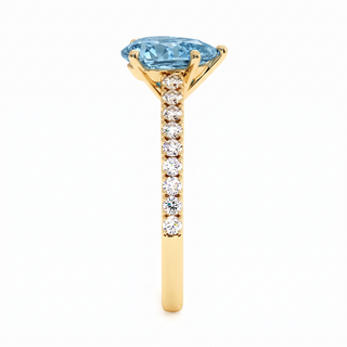 Bague Vendôme Poire, diamant bleu de laboratoire, vue de profil, or jaune 18 carats — Maison Laveran Paris