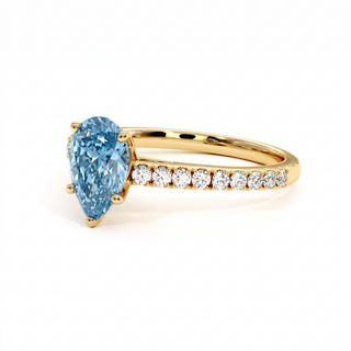 Bague Vendôme Poire, diamant bleu de laboratoire, vue de trois-quarts, or jaune 18 carats — Maison Laveran Paris