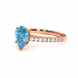 Bague Vendôme Poire, diamant bleu de laboratoire, vue de trois-quarts, or rose 18 carats — Maison Laveran Paris