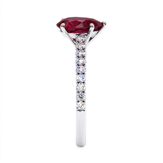 Bague Vendôme, rubis synthétique poire (pierre de synthèse), vue de profil, or blanc 18 carats ou platine 950 — Maison Laveran Paris