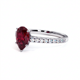 Bague Vendôme, rubis synthétique poire (pierre de synthèse), vue de trois-quarts, or blanc 18 carats ou platine 950 — Maison Laveran Paris