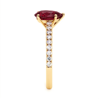 Bague Vendôme, rubis synthétique poire (pierre de synthèse), vue de profil, or jaune 18 carats — Maison Laveran Paris