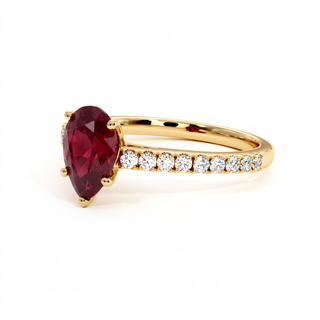 Bague Vendôme, rubis synthétique poire (pierre de synthèse), vue de trois-quarts, or jaune 18 carats — Maison Laveran Paris