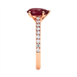 Bague Vendôme, rubis synthétique poire (pierre de synthèse), vue de profil, or rose 18 carats — Maison Laveran Paris