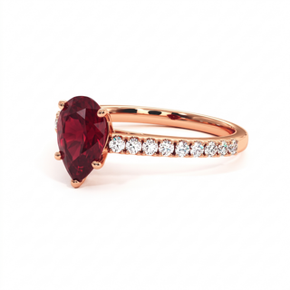 Bague Vendôme, rubis synthétique poire (pierre de synthèse), vue de trois-quarts, or rose 18 carats — Maison Laveran Paris