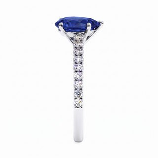 Bague Vendôme, saphir bleu synthétique poire (pierre de synthèse), vue de profil, or blanc 18 carats ou platine 950 — Maison Laveran Paris