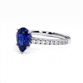 Bague Vendôme, saphir bleu synthétique poire (pierre de synthèse), vue de trois-quarts, or blanc 18 carats ou platine 950 — Maison Laveran Paris