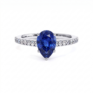 Bague Vendôme, saphir bleu synthétique poire (pierre de synthèse), or blanc 18 carats ou platine 950 — Maison Laveran Paris