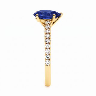 Bague Vendôme, saphir bleu synthétique poire (pierre de synthèse), vue de profil, or jaune 18 carats — Maison Laveran Paris