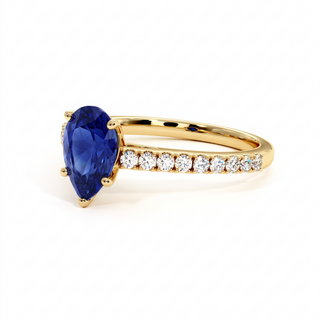 Bague Vendôme, saphir bleu synthétique poire (pierre de synthèse), vue de trois-quarts, or jaune 18 carats — Maison Laveran Paris
