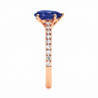 Bague Vendôme, saphir bleu synthétique poire (pierre de synthèse), vue de profil, or rose 18 carats — Maison Laveran Paris