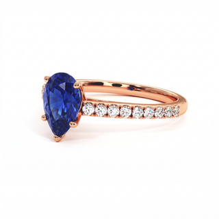 Bague Vendôme, saphir bleu synthétique poire (pierre de synthèse), vue de trois-quarts, or rose 18 carats — Maison Laveran Paris