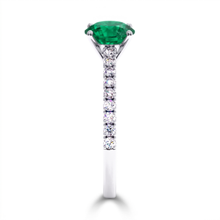 Vendôme Ring, round synthetic emerald (lab-created stone), profile view, 18k white gold or 950 platinum — Maison Laveran Paris