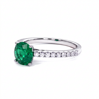 Vendôme Ring, round synthetic emerald (lab-created stone), three-quarter view, 18k white gold or 950 platinum — Maison Laveran Paris