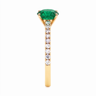 Vendôme Ring, round synthetic emerald (lab-created stone), profile view, 18k yellow gold — Maison Laveran Paris