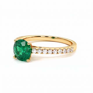 Vendôme Ring, round synthetic emerald (lab-created stone), three-quarter view, 18k yellow gold — Maison Laveran Paris