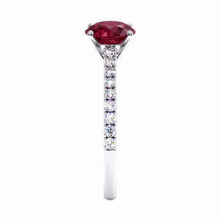 Vendôme-Ring, synthetischer Rubin im Rundschliff (synthetischer Stein), Seitenansicht, 18 Karat Weißgold oder Platin 950 — Maison Laveran Paris
