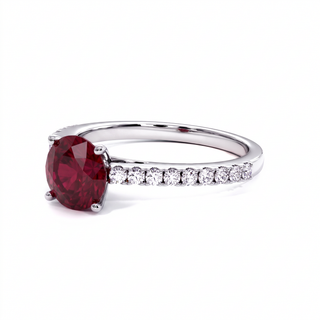 Vendôme-Ring, synthetischer Rubin im Rundschliff (synthetischer Stein), Dreiviertelansicht, 18 Karat Weißgold oder Platin 950 — Maison Laveran Paris