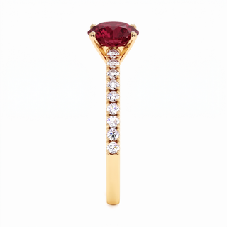 Vendôme-Ring, synthetischer Rubin im Rundschliff (synthetischer Stein), Seitenansicht, 18 Karat Gelbgold — Maison Laveran Paris