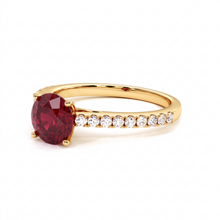 Vendôme-Ring, synthetischer Rubin im Rundschliff (synthetischer Stein), Dreiviertelansicht, 18 Karat Gelbgold — Maison Laveran Paris