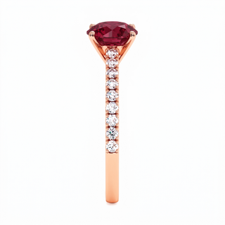 Vendôme-Ring, synthetischer Rubin im Rundschliff (synthetischer Stein), Seitenansicht, 18 Karat Roségold — Maison Laveran Paris
