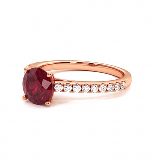 Vendôme-Ring, synthetischer Rubin im Rundschliff (synthetischer Stein), Dreiviertelansicht, 18 Karat Roségold — Maison Laveran Paris