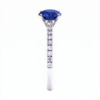 Vendôme-Ring, synthetischer blauer Saphir im Rundschliff (synthetischer Stein), Seitenansicht, 18 Karat Weißgold oder Platin 950 — Maison Laveran Paris