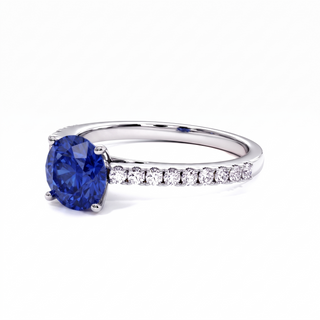 Vendôme-Ring, synthetischer blauer Saphir im Rundschliff (synthetischer Stein), Dreiviertelansicht, 18 Karat Weißgold oder Platin 950 — Maison Laveran Paris