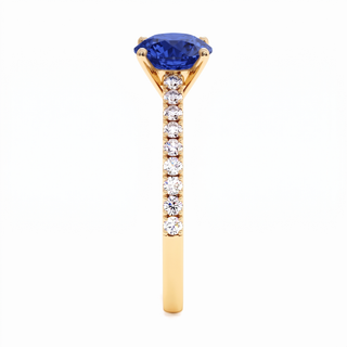 Vendôme-Ring, synthetischer blauer Saphir im Rundschliff (synthetischer Stein), Seitenansicht, 18 Karat Gelbgold — Maison Laveran Paris