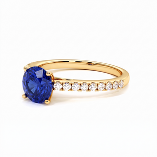 Vendôme-Ring, synthetischer blauer Saphir im Rundschliff (synthetischer Stein), Dreiviertelansicht, 18 Karat Gelbgold — Maison Laveran Paris